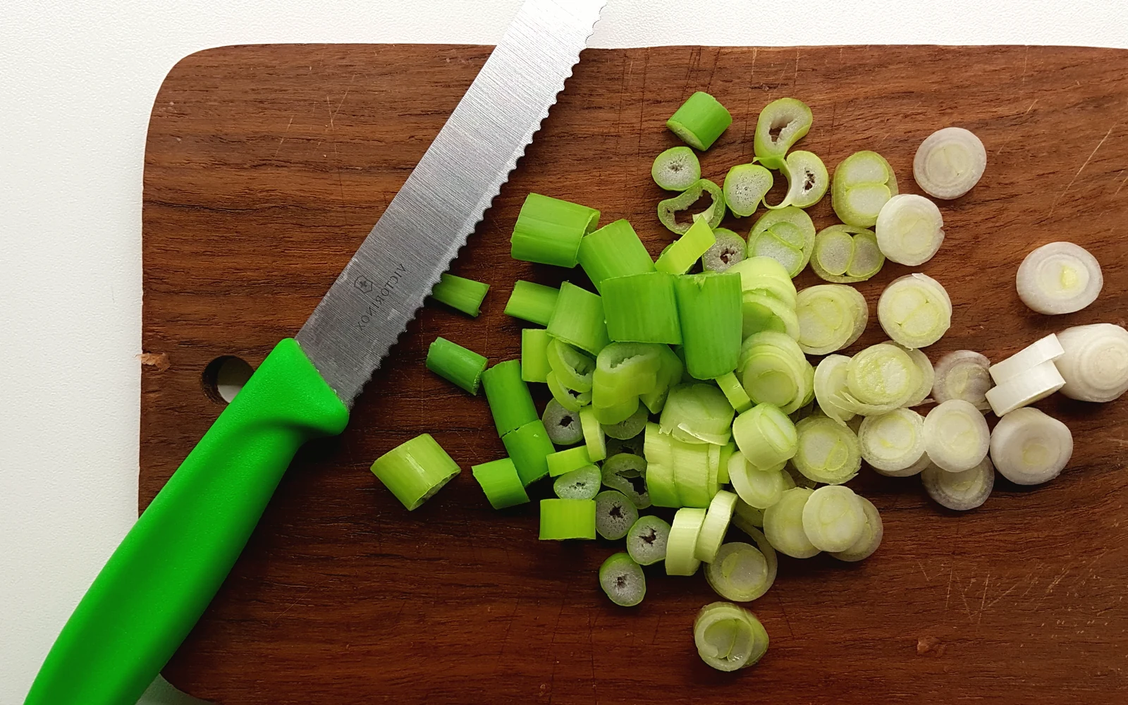 Técnica de cuchillo en una tabla de cocina