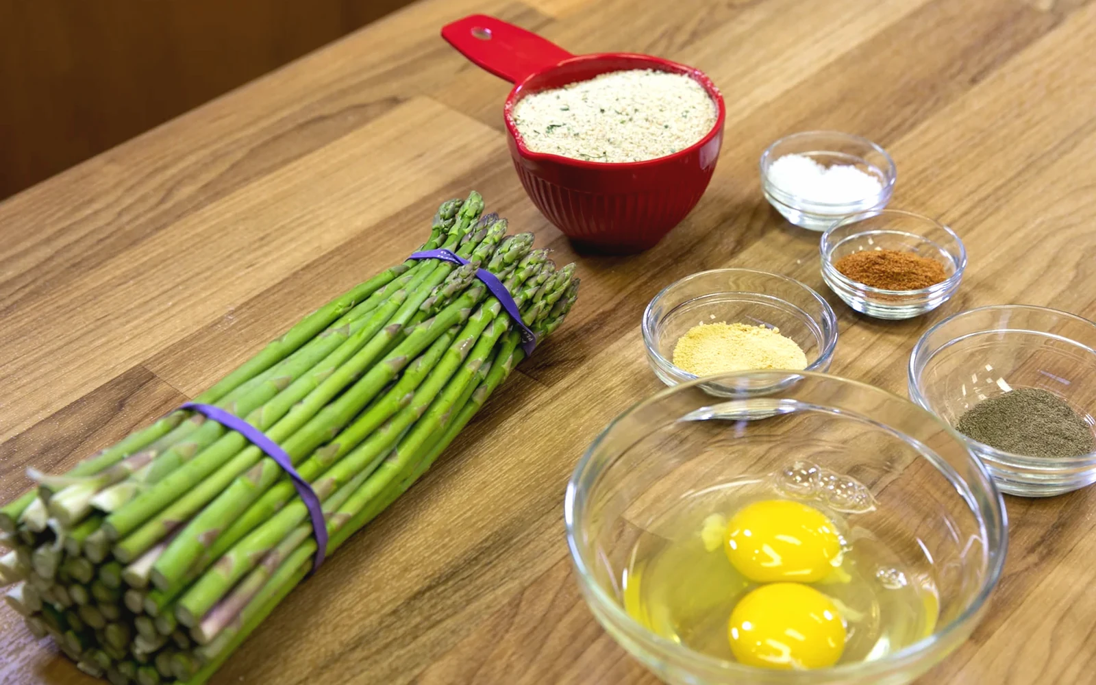 Mesa de cocina mediterránea con ingredientes frescos